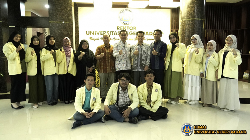 rektor-unp-lepas-mahasiswa-program-internasional-ke-malaysia-dan-thailand,-bawa-misi-akademik-dan-budaya rektor-unp-lepas-mahasiswa-program-internasional-ke-malaysia-dan-thailand,-bawa-misi-akademik-dan-budaya