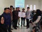 bersama-pemerintah,-baznas-bukittinggi-distribusikan-rp107-juta-zakat-ke-mustahik