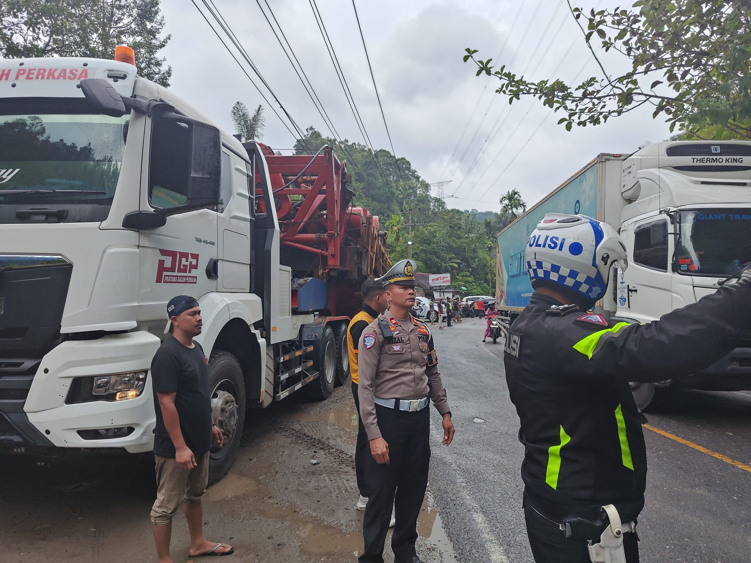 5-jam-lumpuh-total,-lalu-lintas-bukittinggi-–-pasaman-kembali-normal