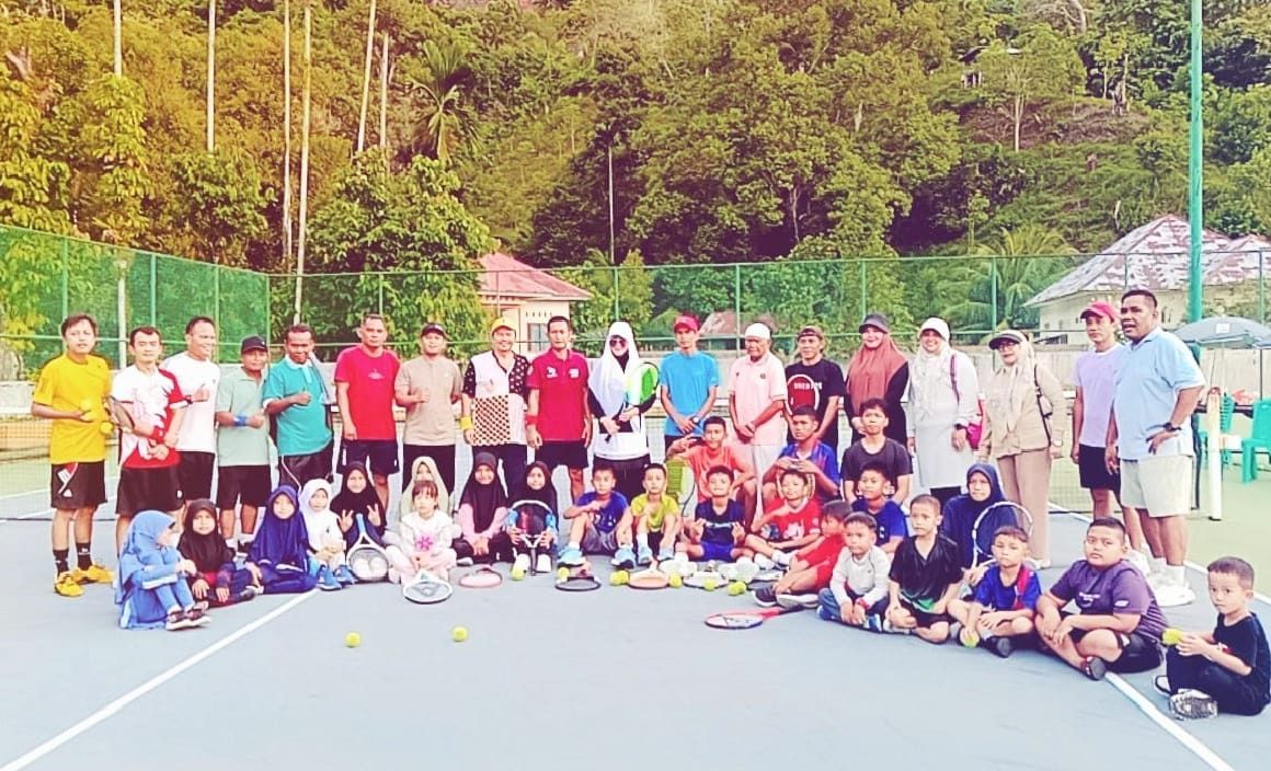 lisda-hendrajoni-beri-dukungan-semangat-untuk-pembinaan-atlet-tenis-junior-pessel lisda-hendrajoni-beri-dukungan-semangat-untuk-pembinaan-atlet-tenis-junior-pessel