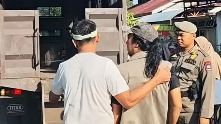 diduga-lakukan-pungli-saat-cfd,-seorang-pemuda-diamankan-satpol-pp-padang diduga-lakukan-pungli-saat-cfd,-seorang-pemuda-diamankan-satpol-pp-padang