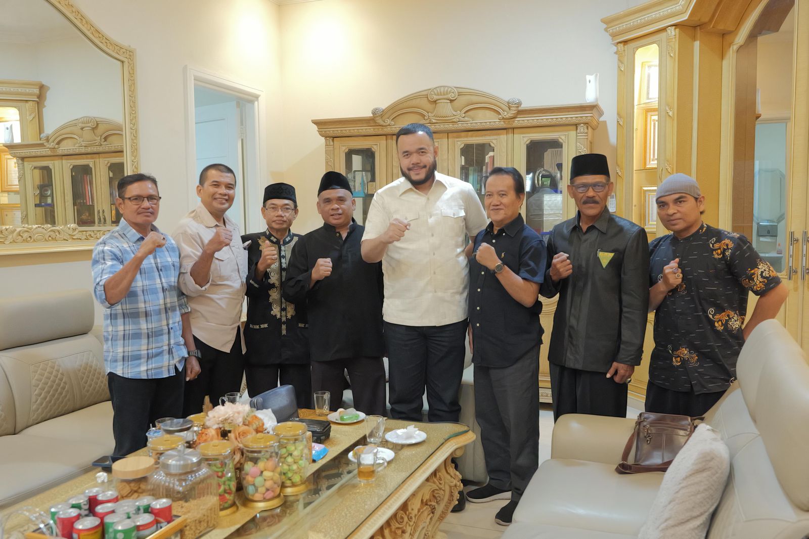 wako-fadly-amran-lepas-atlet-pencak-silat-sumbar-ke-fornas-2015-di-ntb wako-fadly-amran-lepas-atlet-pencak-silat-sumbar-ke-fornas-2015-di-ntb