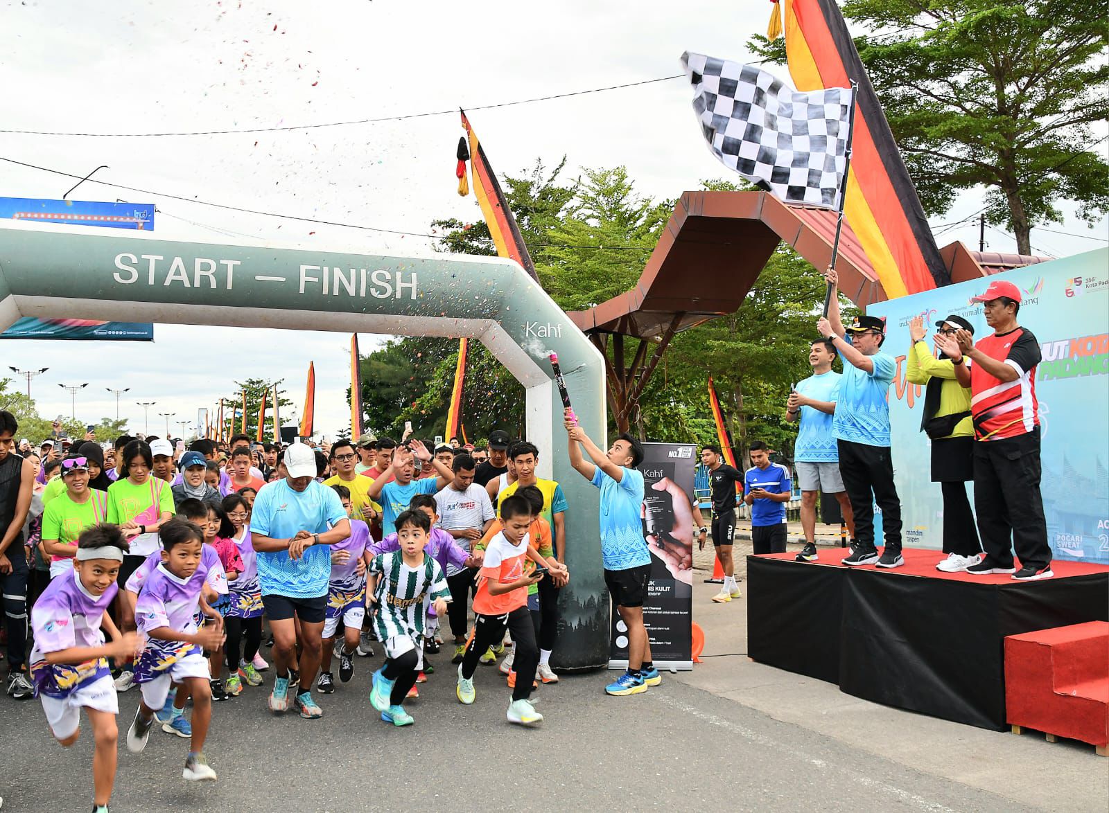 membludak.!-ribuan-warga-ikuti-fun-run-meriahkan-hjk-padang-ke-356 membludak.!-ribuan-warga-ikuti-fun-run-meriahkan-hjk-padang-ke-356