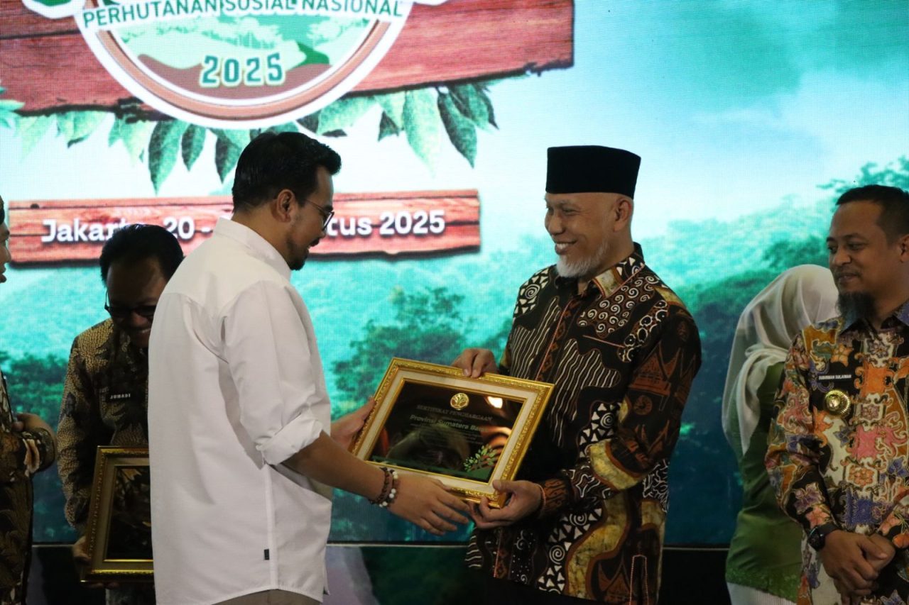 sumbar-raih-penghargaan-pemerintah-daerah-terbaik-di-festival-perhutanan-sosial-nasional-2025