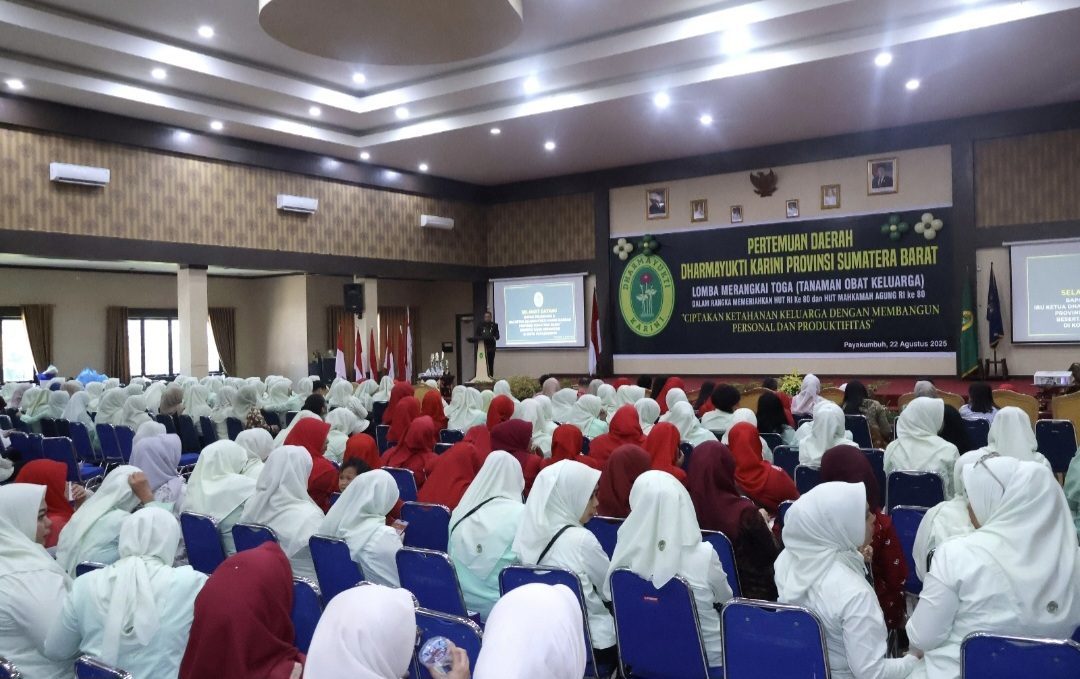 pertemuan-daerah-dharmayukti-karini-sumbar-di-payakumbuh,-diisi-lomba-merangkai-toga pertemuan-daerah-dharmayukti-karini-sumbar-di-payakumbuh,-diisi-lomba-merangkai-toga