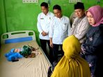 bupati-welly-suhery-kunjungi-balita-penderita-kurang-gizi-di-rsu-tuanku-imam-bonjol,-perintahkan-kadiskes-untuk-kawal-pengobatan 