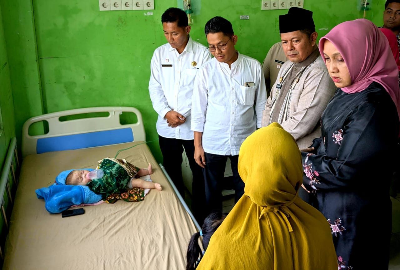 bupati-welly-suhery-kunjungi-balita-penderita-kurang-gizi-di-rsu-tuanku-imam-bonjol,-perintahkan-kadiskes-untuk-kawal-pengobatan bupati-welly-suhery-kunjungi-balita-penderita-kurang-gizi-di-rsu-tuanku-imam-bonjol,-perintahkan-kadiskes-untuk-kawal-pengobatan