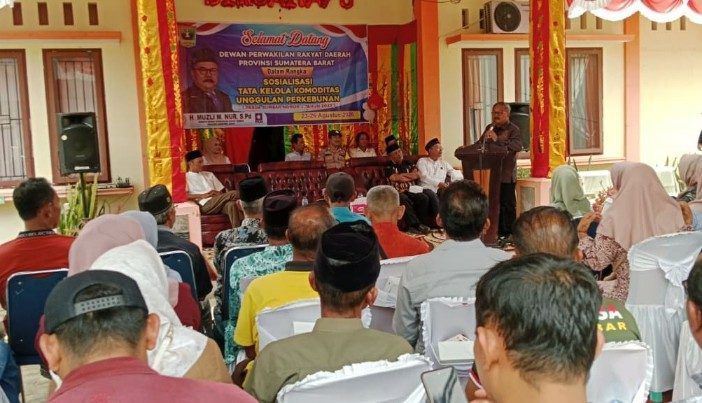 anggota-dprd-sumbar-muzli-m.-nur-sosialisasikan-perda-tata-kelola-komoditas-unggulan-pertanian-dan-perkebunan anggota-dprd-sumbar-muzli-m.-nur-sosialisasikan-perda-tata-kelola-komoditas-unggulan-pertanian-dan-perkebunan