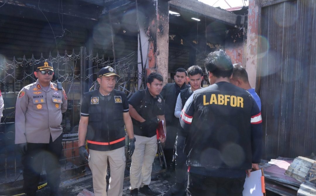 kabidlabfor-polda-riau-tinjau-olah-tkp-kebakaran-pusat-pertokoan-pasar-payakumbuh kabidlabfor-polda-riau-tinjau-olah-tkp-kebakaran-pusat-pertokoan-pasar-payakumbuh