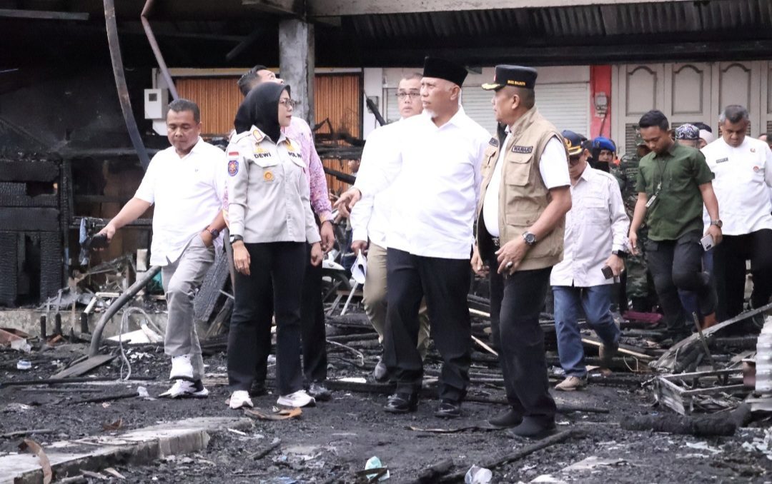 gubernur-sumbar-mahyeldi-tinjau-kebakaran-pasar-payakumbuh,-minta-evaluasi-tata-kelola-pasar gubernur-sumbar-mahyeldi-tinjau-kebakaran-pasar-payakumbuh,-minta-evaluasi-tata-kelola-pasar