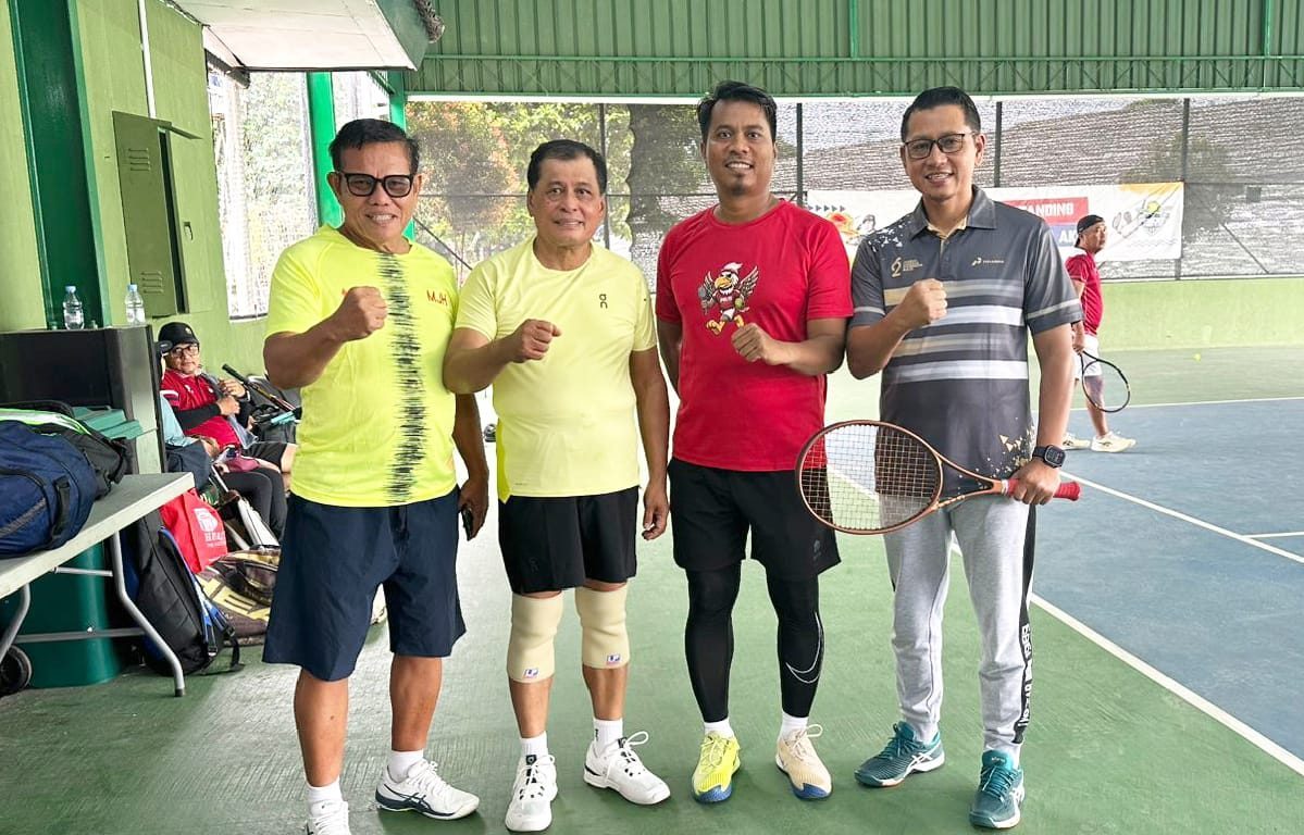 ketum-pp-pelti-dan-pengurus-laga-persahabatan-di-lapangan-tenis-pussenif