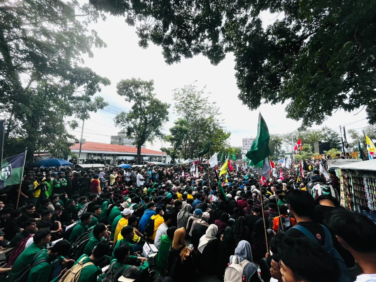 ribuan-pendemo-padati-dprd-sumbar,-suarakan-aspirasi-dengan-damai ribuan-pendemo-padati-dprd-sumbar,-suarakan-aspirasi-dengan-damai