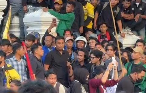 aksi-ribuan-pendemo-di-dprd-sumbar-berlangsung-damai,-wagub-vasko-apresiasi aksi-ribuan-pendemo-di-dprd-sumbar-berlangsung-damai,-wagub-vasko-apresiasi