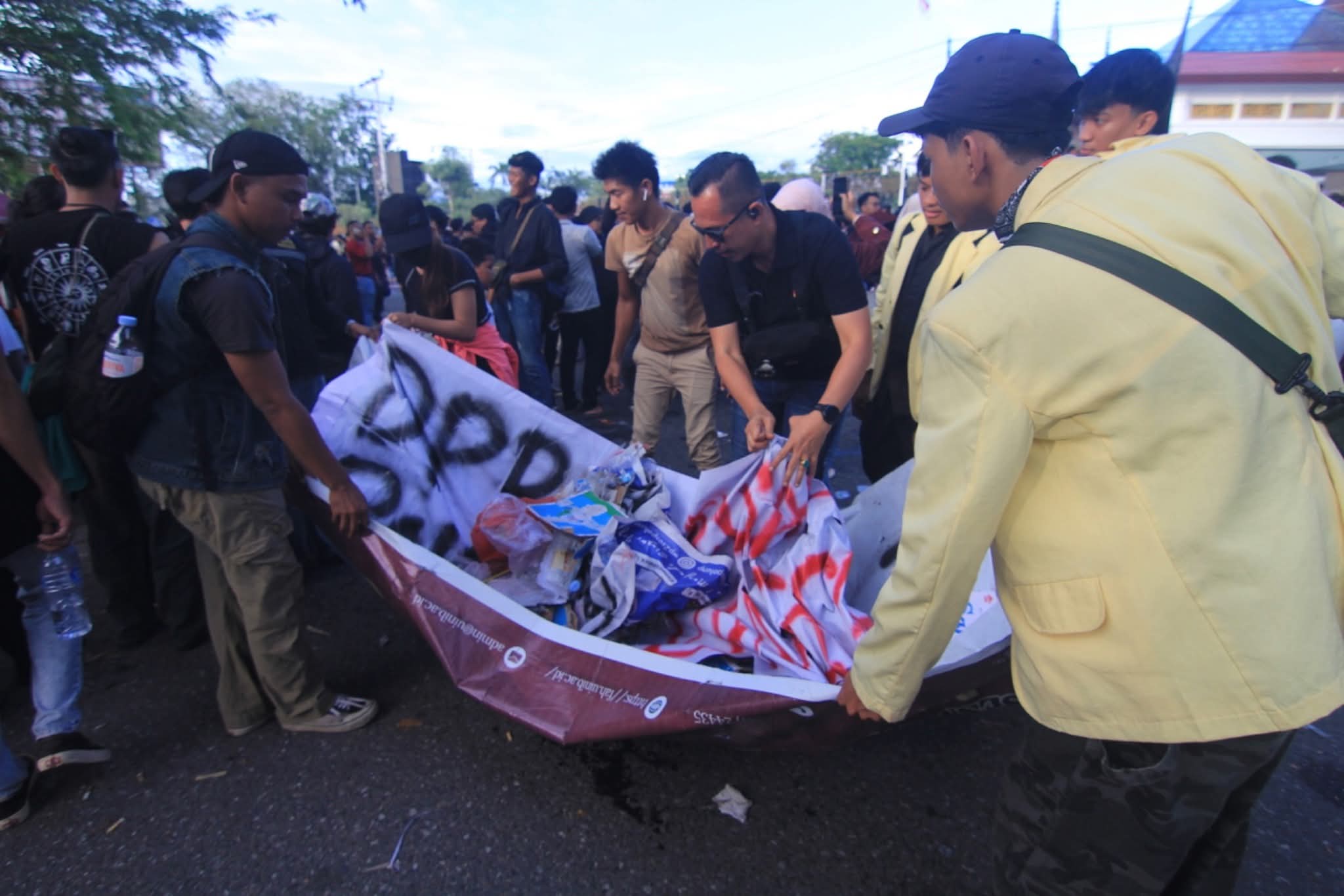wako-fadly-amran-apresiasi-mahasiswa-kumpulkan-sampah-berserakan-usai-unjuk-rasa wako-fadly-amran-apresiasi-mahasiswa-kumpulkan-sampah-berserakan-usai-unjuk-rasa