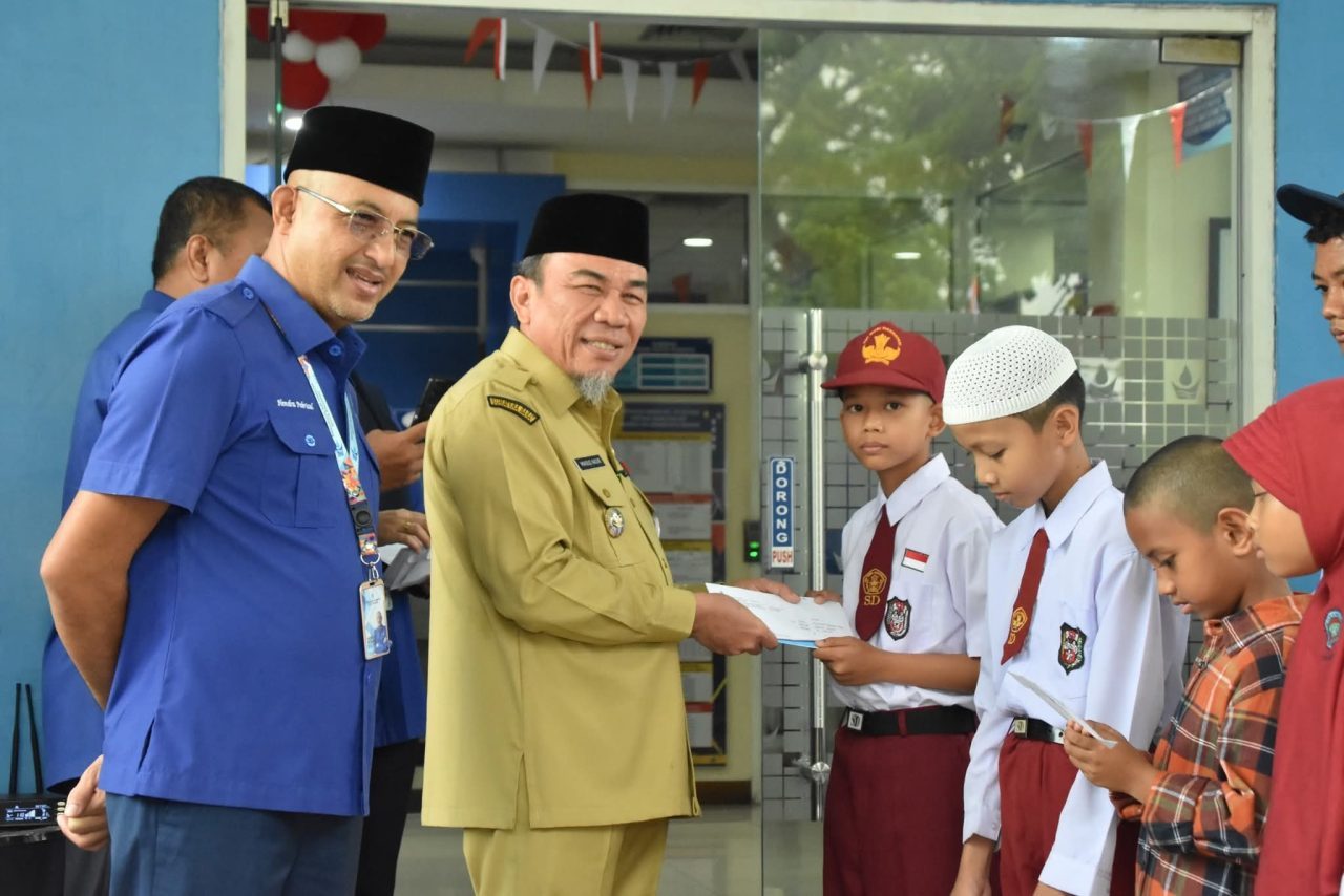 wawako-maigus-bangga,-137-anak-karyawan-perumda-air-minum-raih-beasiswa wawako-maigus-bangga,-137-anak-karyawan-perumda-air-minum-raih-beasiswa
