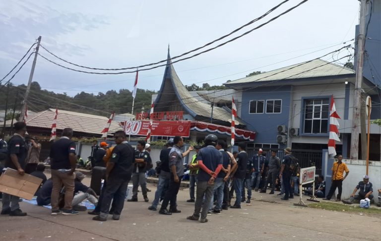 aktivitas-buruh-pelabuhan-dihentikan,-tkbm-kopermar-teluk-bayur-tuntut-keadilan