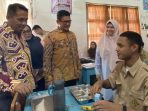 wakil-ketua-dprd-sumbar-evi-yandri-rajo-budiman-salurkan-pokir-komputer-di-sma-2-padang 