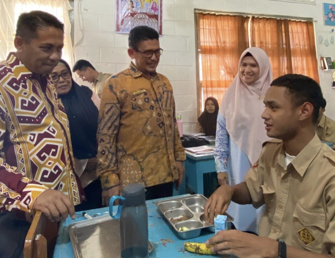 wakil-ketua-dprd-sumbar-evi-yandri-rajo-budiman-salurkan-pokir-komputer-di-sma-2-padang wakil-ketua-dprd-sumbar-evi-yandri-rajo-budiman-salurkan-pokir-komputer-di-sma-2-padang