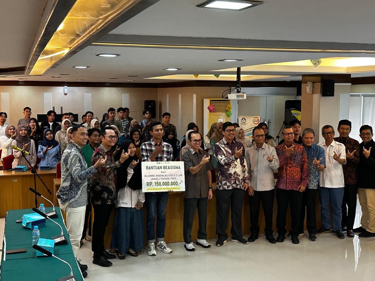agc-serahkan-beasiswa-rp150-juta-untuk-75-mahasiswa-unand agc-serahkan-beasiswa-rp150-juta-untuk-75-mahasiswa-unand