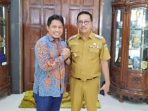 sahabat-lama-bertemu,-hamdanus-dan-khairunnas-bahas-masa-depan-olahraga-sumbar