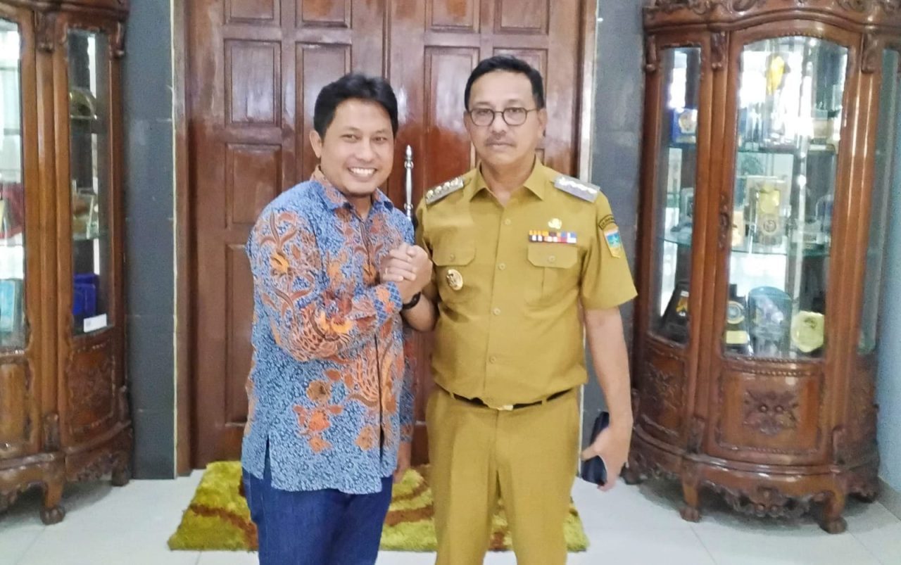 sahabat-lama-bertemu,-hamdanus-dan-khairunnas-bahas-masa-depan-olahraga-sumbar sahabat-lama-bertemu,-hamdanus-dan-khairunnas-bahas-masa-depan-olahraga-sumbar