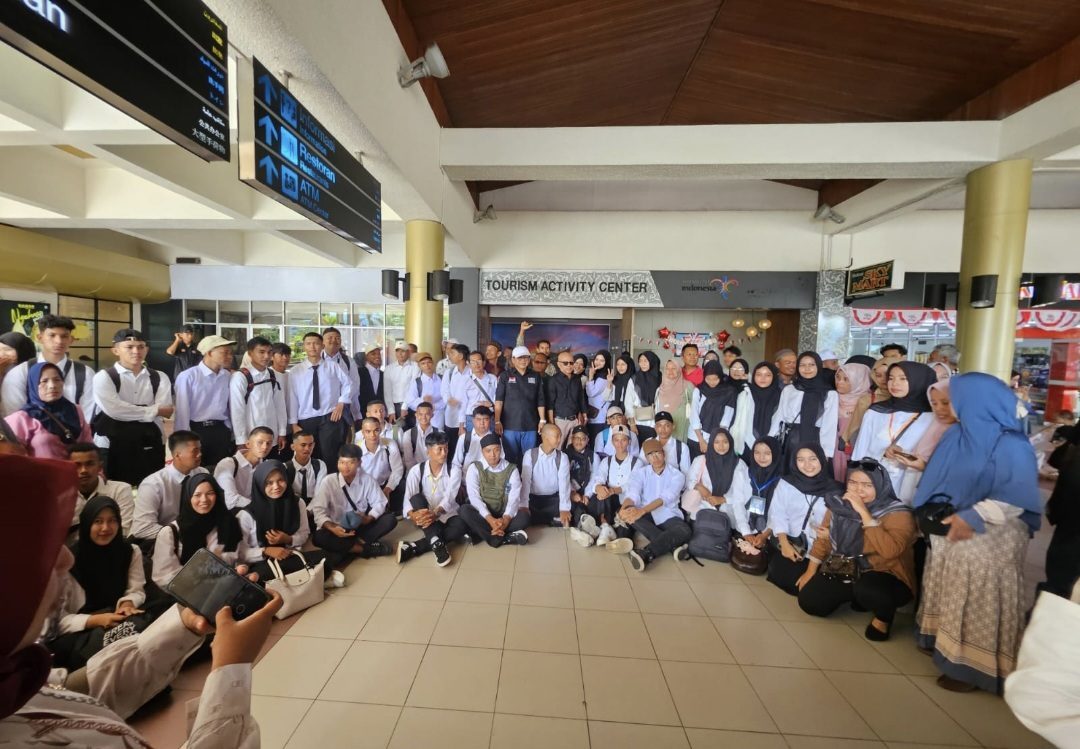 ketua-apkasindo-lepas-penerima-beasiswa-sdm-sawit-ke-yogyakarta,-kadisbun-sumbar-apresiasi ketua-apkasindo-lepas-penerima-beasiswa-sdm-sawit-ke-yogyakarta,-kadisbun-sumbar-apresiasi