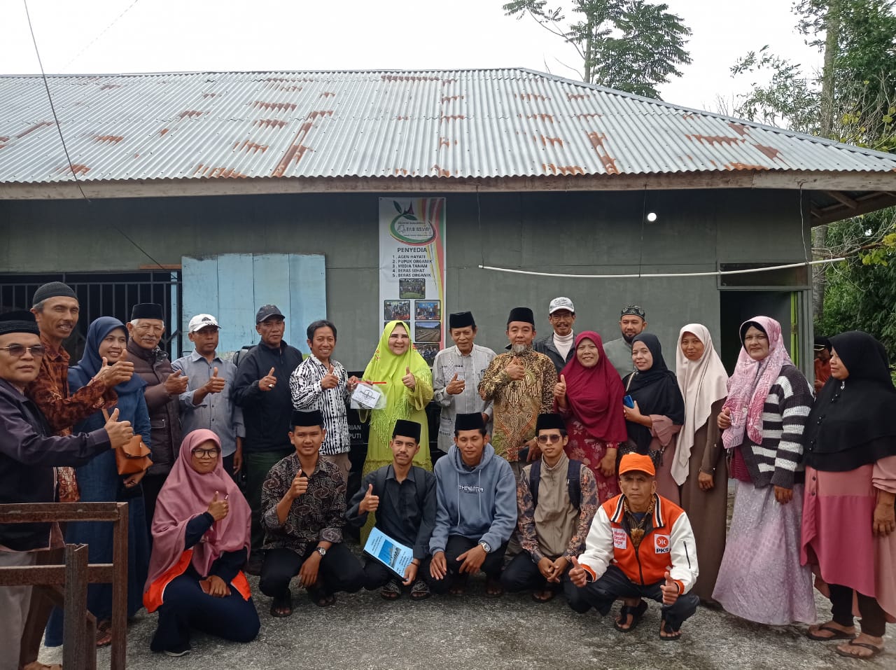 legislator-dpr-ri,-nevi-zuairina-serahkan-bantuan-bentor-untuk-pengelolaan-sampah-di-agam legislator-dpr-ri,-nevi-zuairina-serahkan-bantuan-bentor-untuk-pengelolaan-sampah-di-agam