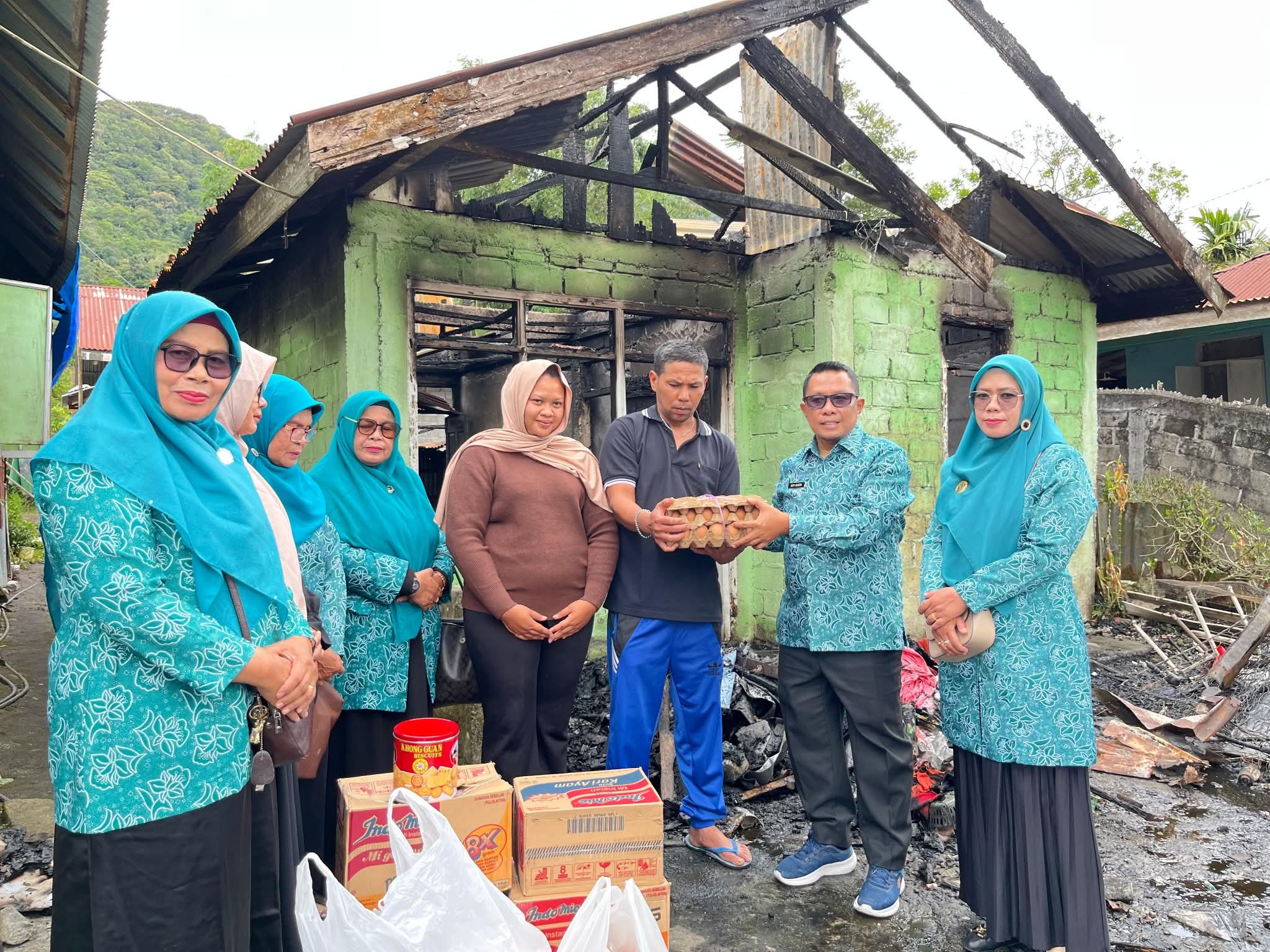 tp-pkk-padang-panjang-peduli,-salurkan-bantuan-untuk-keluarga-korban-kebakaran-di-kebun-sikolos tp-pkk-padang-panjang-peduli,-salurkan-bantuan-untuk-keluarga-korban-kebakaran-di-kebun-sikolos