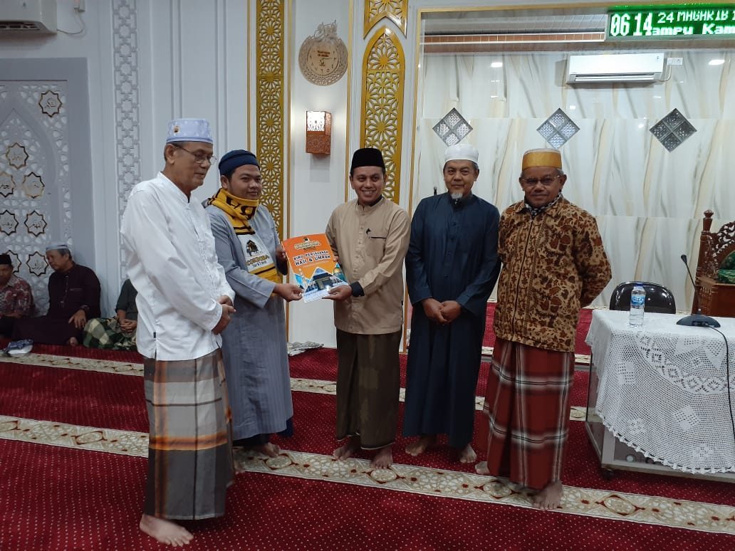 melalui-infak-jamaah-masjid-al-amilin,-pengurus-umrohkan-imam-masjid-ke-baitullah melalui-infak-jamaah-masjid-al-amilin,-pengurus-umrohkan-imam-masjid-ke-baitullah