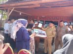 ringankan-beban-korban-kebakaran-di-kampung-lapai,-wawako-maigus-antarkan-bantuan