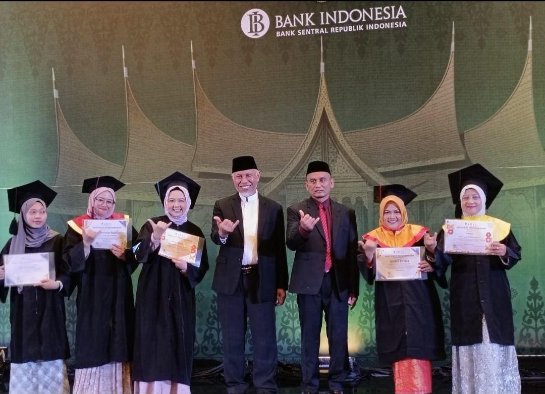 gubernur-mahyeldi-hadiri-wisuda-pluzi-academy,-diharapkan-dapat-bawa-umkm-naik-kelas gubernur-mahyeldi-hadiri-wisuda-pluzi-academy,-diharapkan-dapat-bawa-umkm-naik-kelas