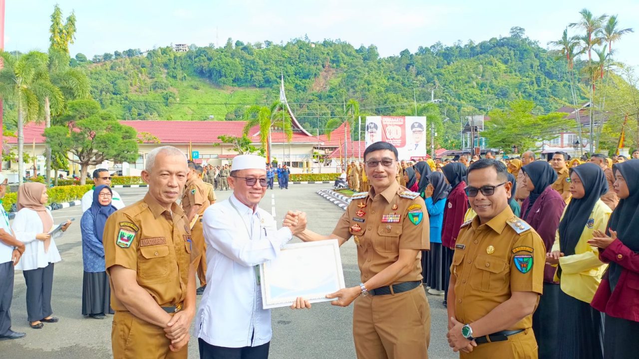 bupati-hendrajoni-terima-dua-penghargaan-kemenag-ri-atas-dukungan-dan-inovasi-pelayanan-haji bupati-hendrajoni-terima-dua-penghargaan-kemenag-ri-atas-dukungan-dan-inovasi-pelayanan-haji