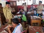 disaksikan-wawako-maigus-nasir,-senangnya-siswa-sdn-15-anduring-dapat-mbg