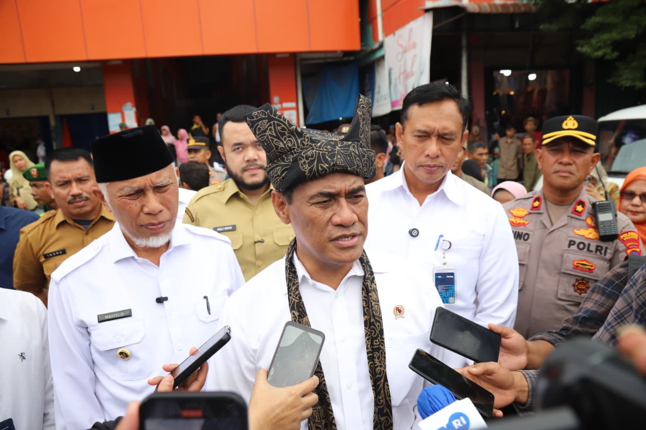 mentan-amran-tinjau-pasar-lubuk-buaya,-pastikan-pemerintah-masifkan-beras-sphp-untuk-jaga-harga mentan-amran-tinjau-pasar-lubuk-buaya,-pastikan-pemerintah-masifkan-beras-sphp-untuk-jaga-harga