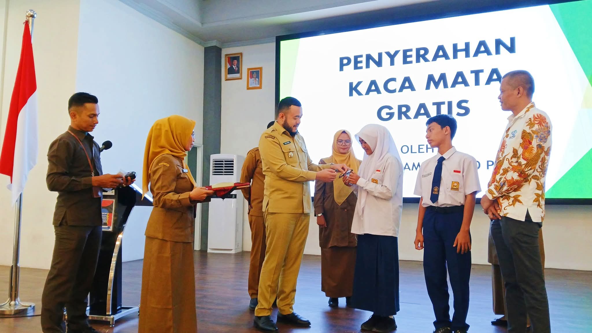 dapat-kacamata-gratis,-penglihatan-siti-maula-kembali-terang dapat-kacamata-gratis,-penglihatan-siti-maula-kembali-terang