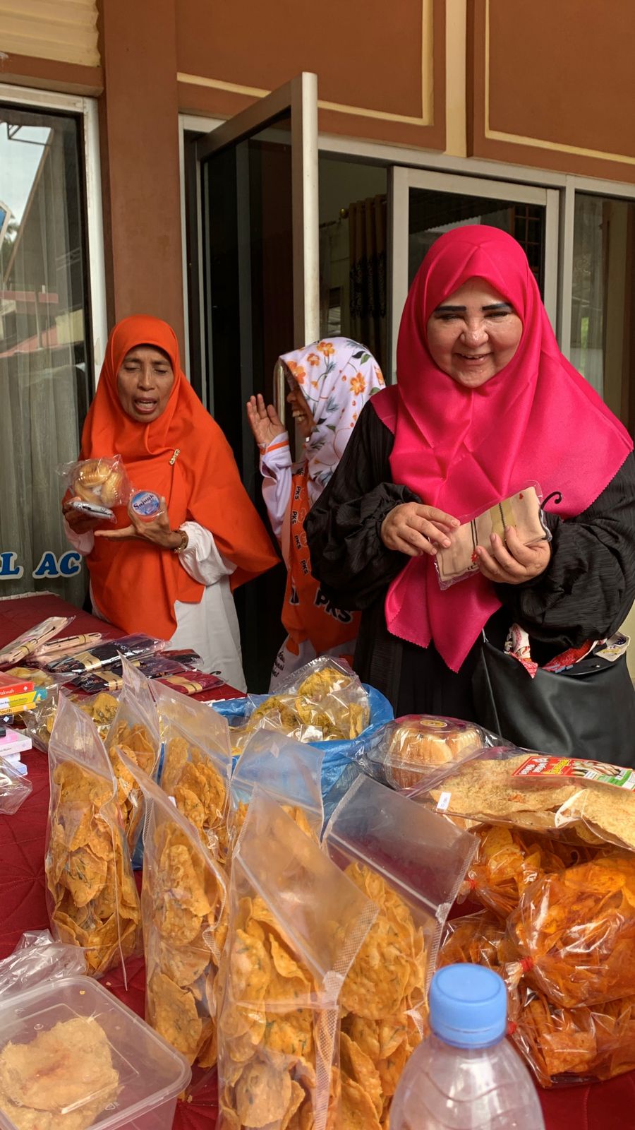 tulang-punggung-ekonomi-rakyat,-nevi-zuairina-dukung-penuh-umkm-lokal-di-sumbar-ii tulang-punggung-ekonomi-rakyat,-nevi-zuairina-dukung-penuh-umkm-lokal-di-sumbar-ii
