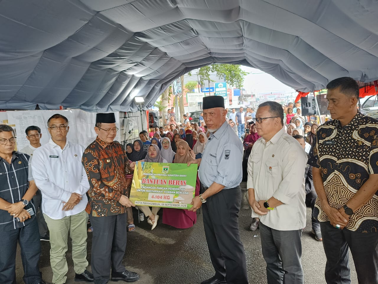 gubernur-mahyeldi-serahkan-beras-cpp-pada-pedagang-korban-kebakaran-pasar-payakumbuh gubernur-mahyeldi-serahkan-beras-cpp-pada-pedagang-korban-kebakaran-pasar-payakumbuh