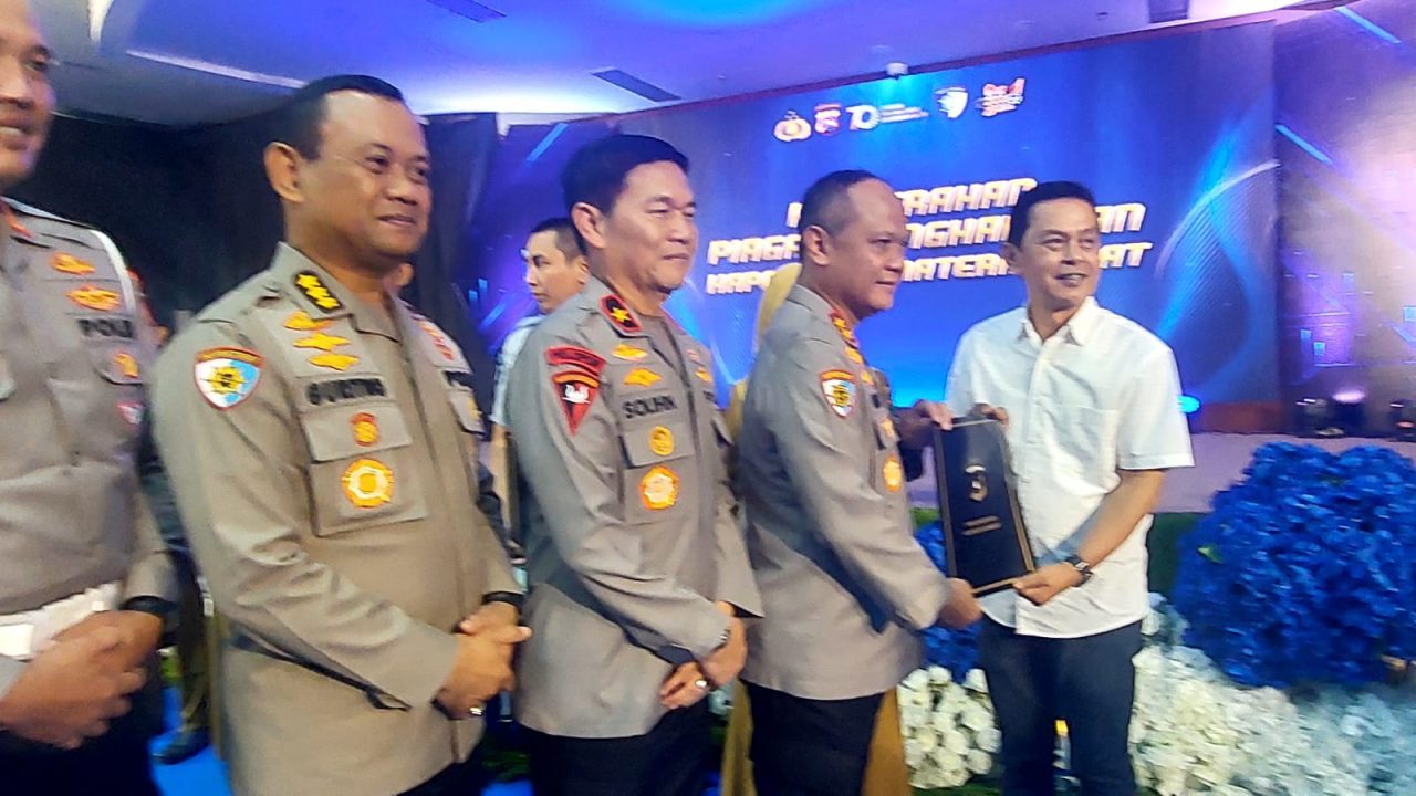 ketua-pwi-sumbar-terima-penghargaan-dari-ditlantas-polda-sumbar ketua-pwi-sumbar-terima-penghargaan-dari-ditlantas-polda-sumbar
