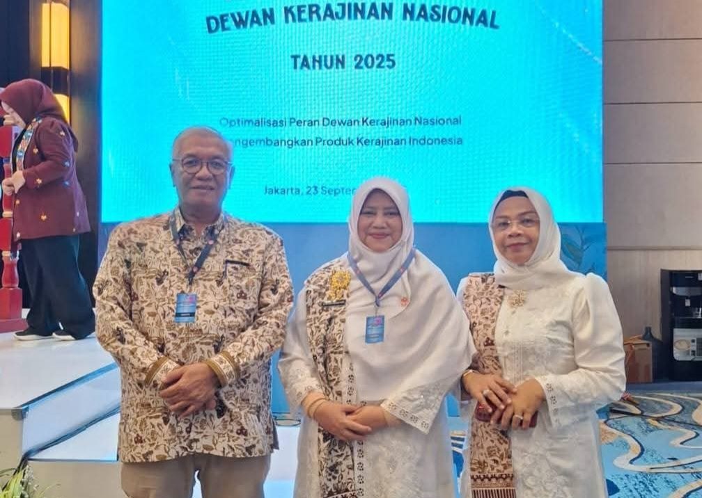 hadir-di-rakernas-dekranasda-2025,-sri-hayati-maigus-nasir-ajak-seluruh-pihak-membersamai-perajin hadir-di-rakernas-dekranasda-2025,-sri-hayati-maigus-nasir-ajak-seluruh-pihak-membersamai-perajin