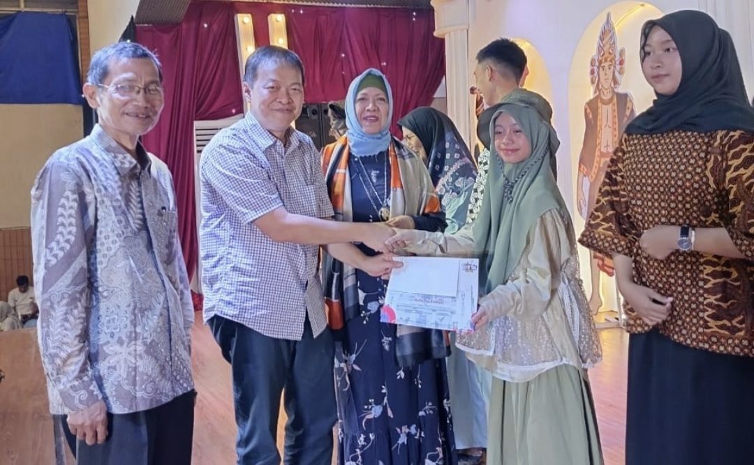 belasan-pemenang-lomba-menulis-surat-bagi-guru-dan-siswa-tampil-memukau-di-festival-kota-tua belasan-pemenang-lomba-menulis-surat-bagi-guru-dan-siswa-tampil-memukau-di-festival-kota-tua
