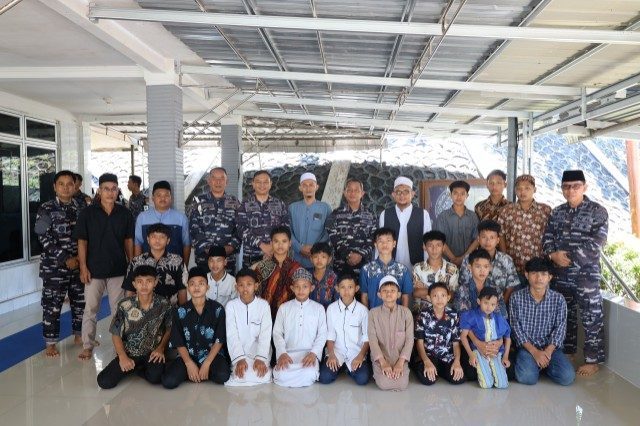 dankodaeral-ii-santuni-anak-yatim-mentawai-sambut-hut-ke-80-tni dankodaeral-ii-santuni-anak-yatim-mentawai-sambut-hut-ke-80-tni