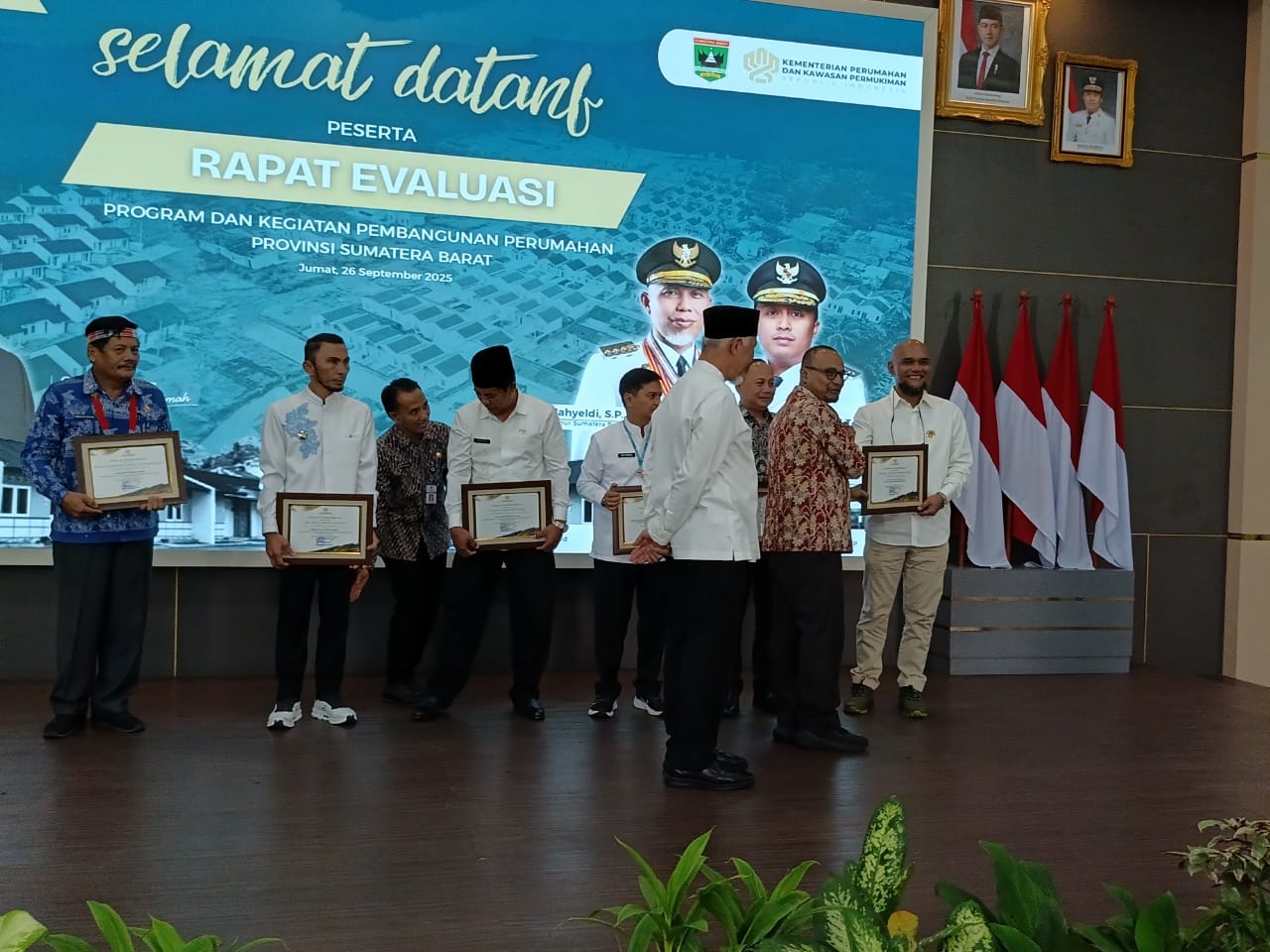 gubernur-mahyeldi-hadiri-rapat-evaluasi-program-pembangunan-perumahan gubernur-mahyeldi-hadiri-rapat-evaluasi-program-pembangunan-perumahan