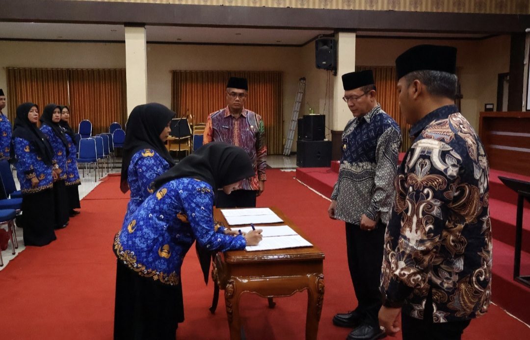 wako-zulmaeta-lantik-pejabat-fungsional-dan-pegawai-pemerintah-dengan-perjanjian-kerja wako-zulmaeta-lantik-pejabat-fungsional-dan-pegawai-pemerintah-dengan-perjanjian-kerja