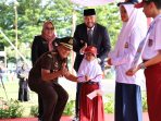 irup-hari-kesaktian-pancasila,-wako-fadly-amran-serahkan-penghargaan-pada-siswa-berprestasi