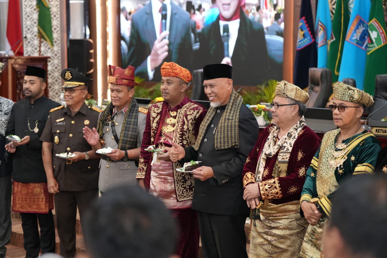 rapat-paripurna-hari-jadi-ke-80-sumbar,-gubernur-mahyeldi:-berpacu-sekuatnya-tumbuhkan-perekonomian-daerah rapat-paripurna-hari-jadi-ke-80-sumbar,-gubernur-mahyeldi:-berpacu-sekuatnya-tumbuhkan-perekonomian-daerah