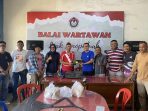 zeki-oktariza-silaturahmi-di-balai-wartawan-payakumbuh,-bantu-perangkat-pengeras-suara 