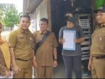 tertangkap-kamera-netizen,-dlh-padang-cari-ibu-rumah-tangga-buang-sampah-ke-laut