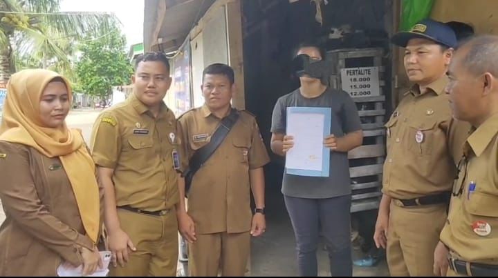 tertangkap-kamera-netizen,-dlh-padang-cari-ibu-rumah-tangga-buang-sampah-ke-laut