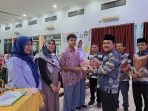man-2-padang-salurkan-zakat-untuk-14-siswa-kurang-mampu
