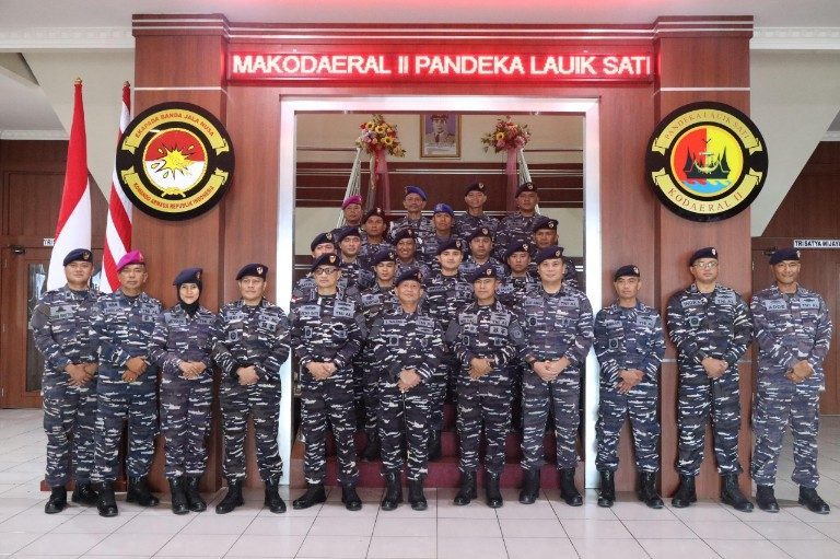 dengan-tradisi-siram-kembang,-67-personil-dankodaeral-ii-lapor-naik-pangkat dengan-tradisi-siram-kembang,-67-personil-dankodaeral-ii-lapor-naik-pangkat